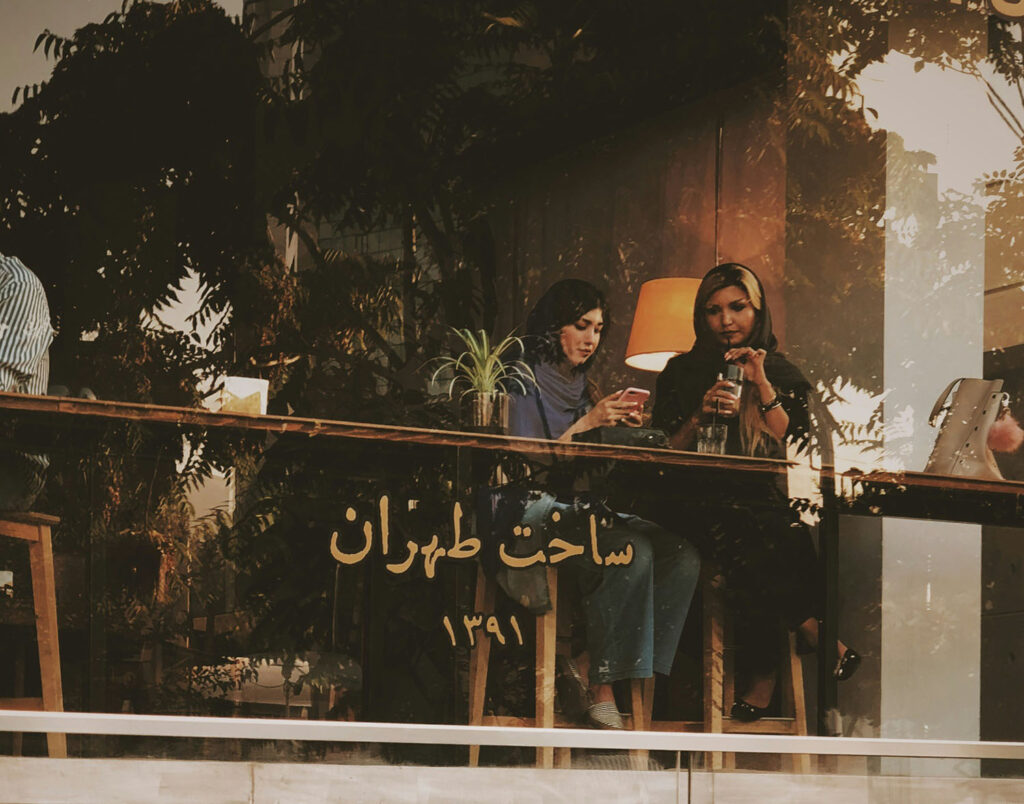 سام کافه، شهرک غرب، تهران، ایران. عکس از بهزاد غفاریان (از طریق آنسپلاش).